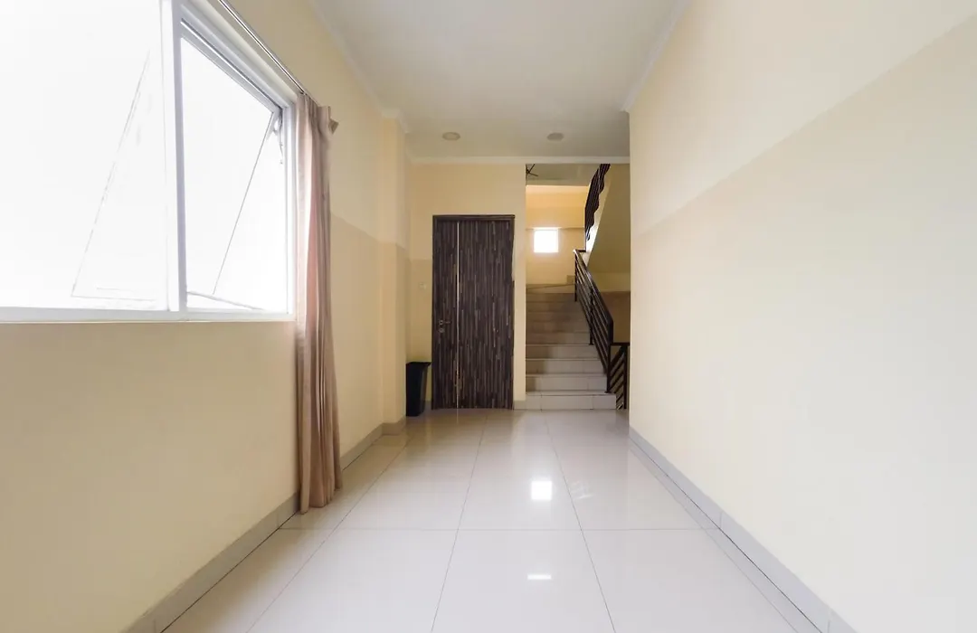 RedDoorz Plus near Mall Ciputra Jakarta-1